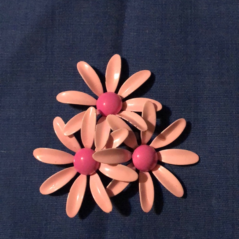 #055V Cute vintage pink daisy brooch